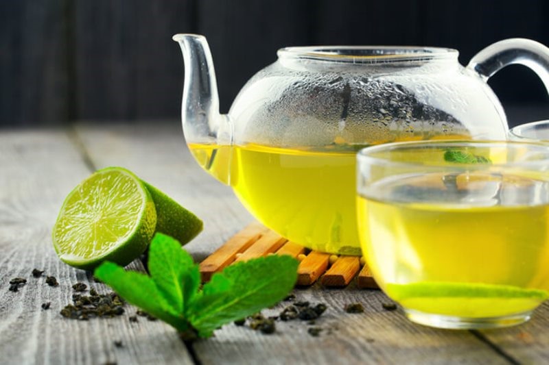 Uống Nước Chanh Giảm Cân bằng chanh và trà xanh