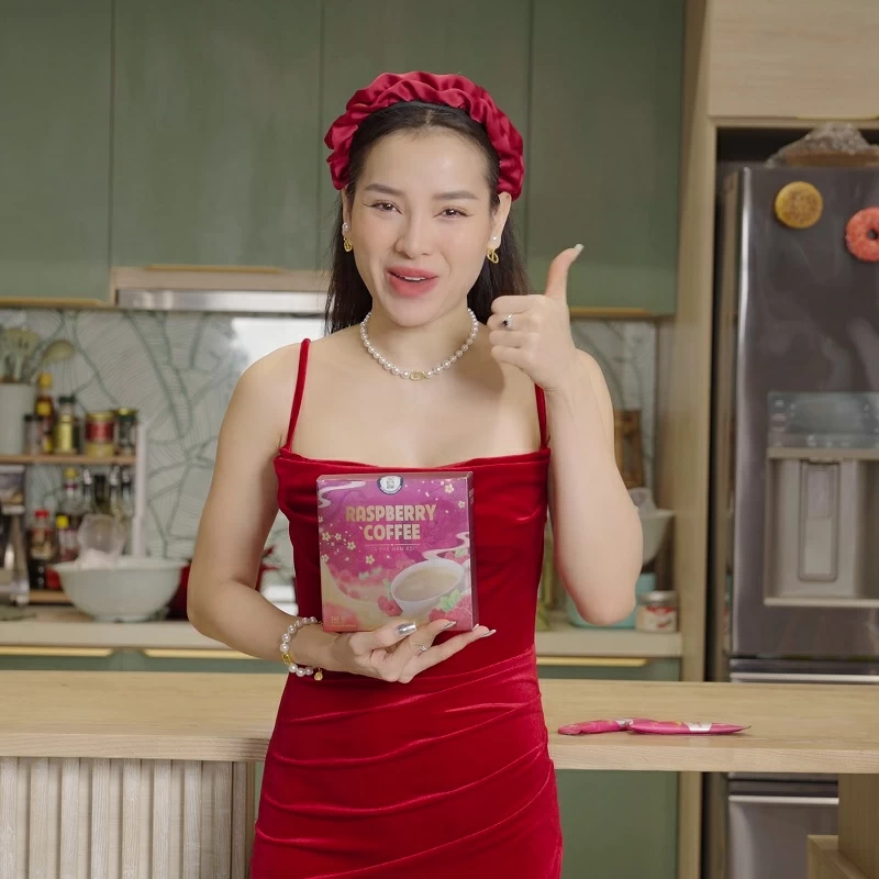 Ca sỉ diễn viên Phương Trinh cũng tin tưởng sử dụng sản phẩm cà phê mâm xôi